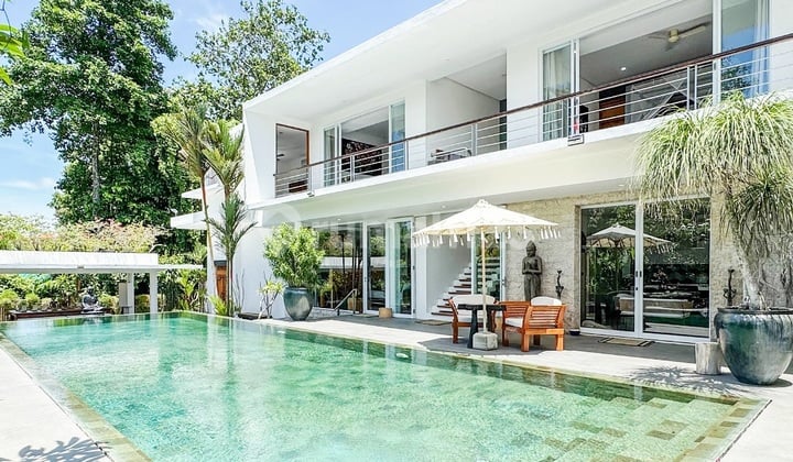 Luxirious Freehold Villa with rice field terrace with sunrise view and overlooking to the mountain..only 10 minutes to Pererenan Beach and batu bolong beach at Tumbak Bayuh Pererenan, Canggu
