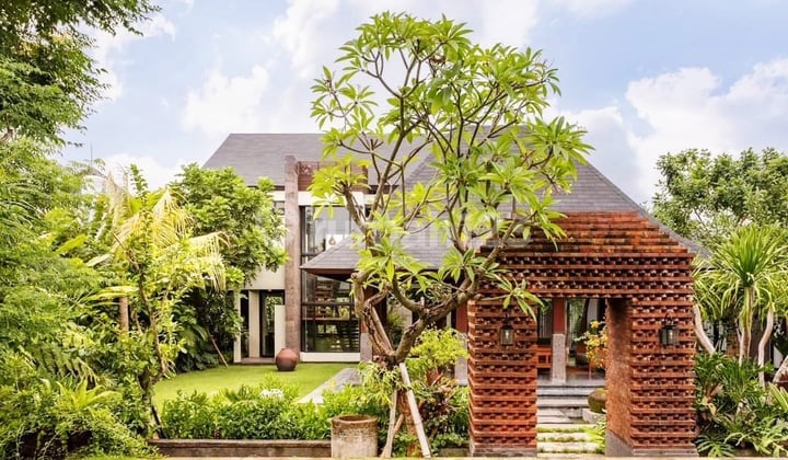 Luxury Modern Tropical Style Villa in Kayu Tulang Selatan, Batubolong, Canggu. 7 minutes to Gigi Susu, 9 minutes to Desa Kitsune, and 10 minutes to Batubolong Beach.