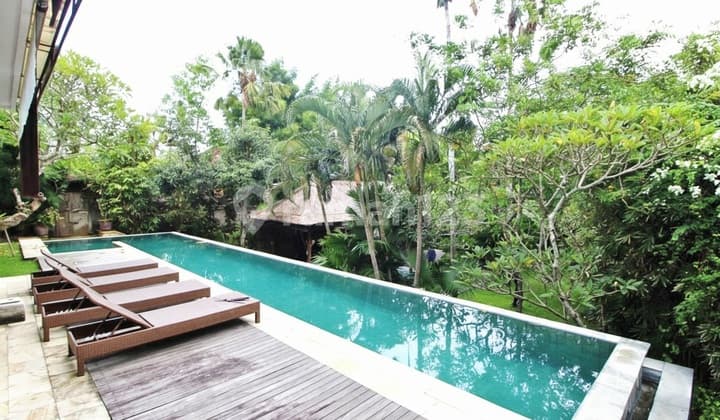 Cheap...Priced Below Market Land...Bonus Villa Building in Umalas..3 Minutes to Umalas Padel Tennis League and 6 Minutes to Proeducation International School and Lycèè Francais De Bali International School.