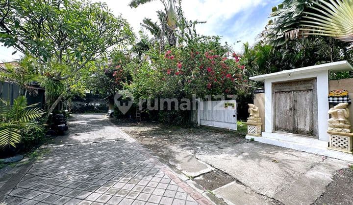 Land Area 1100m2 Includes Villa Building Needs Renovation on Batubelig Road, Seminyak...600 Meters to Batubelig Beach
