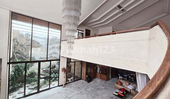 DISEWAKAN RUMAH MEWAH BESAR jl Raya Kertajaya Indah, Surabaya Timur