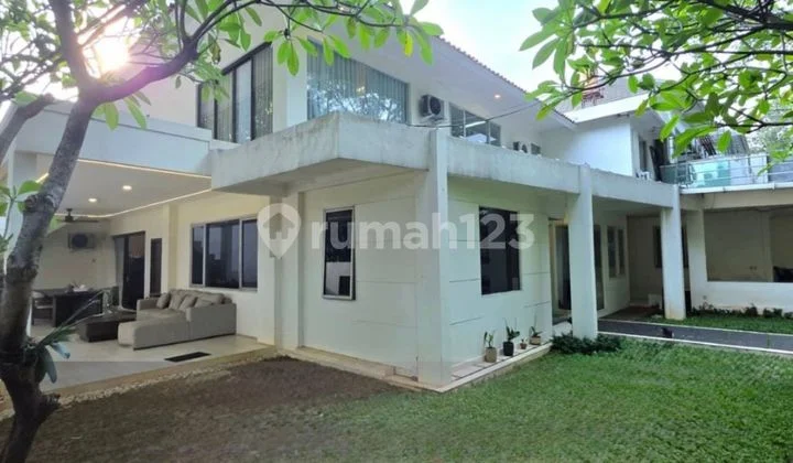 Nice House with Spacious Yard & Balcony, Hook Position in Kebayoran Baru