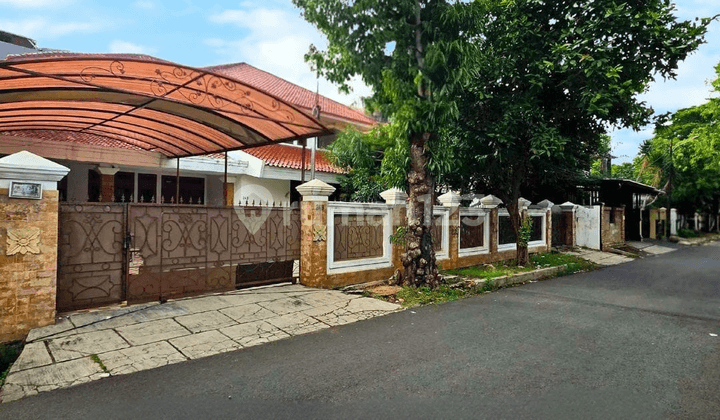 Beautiful Ready-to-Live-in House in Pasar Minggu with Spacious Parking