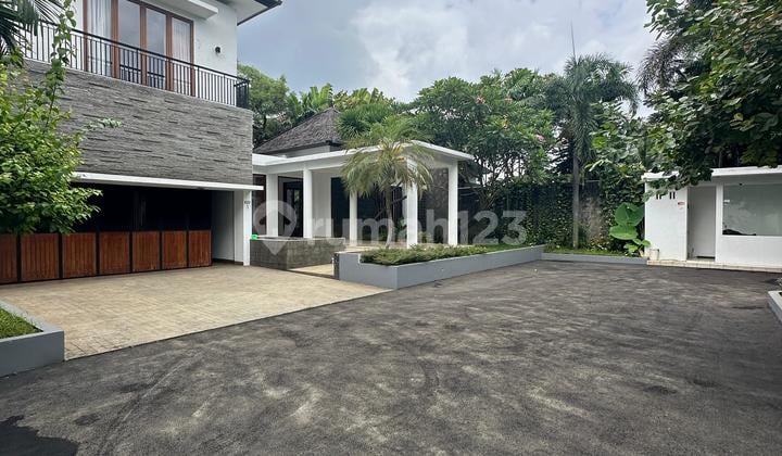Disewakan Rumah Bagus Halaman Luas Bergaya Resort Halaman Luas Sangat Bagus Di Dekat Kemang Raya Siap Huni Jalanan Lebar Tenang di Kemang , Kemang