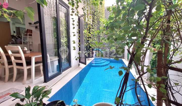 Rumah Nan Cantik Furnished Plus Swimming Pool Dalam Cluster di Bintaro Sektor 3 Area.