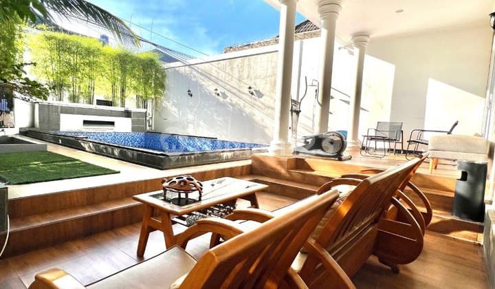 Rumah Dengan Kolam Renang Di Antapani Bandung