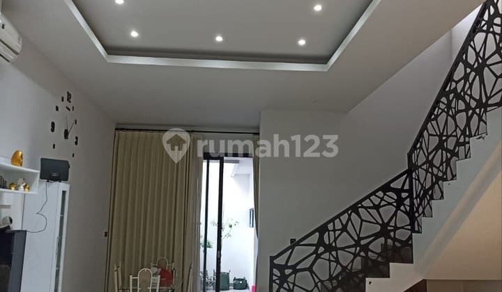 Lebak Arum House Strategic Furnished Carport 2