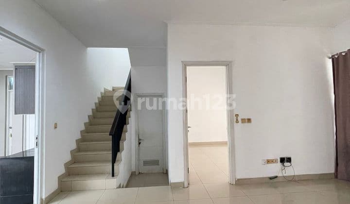 Disewakan Rumah Dua Lantai Bagus 8x15 Bagus