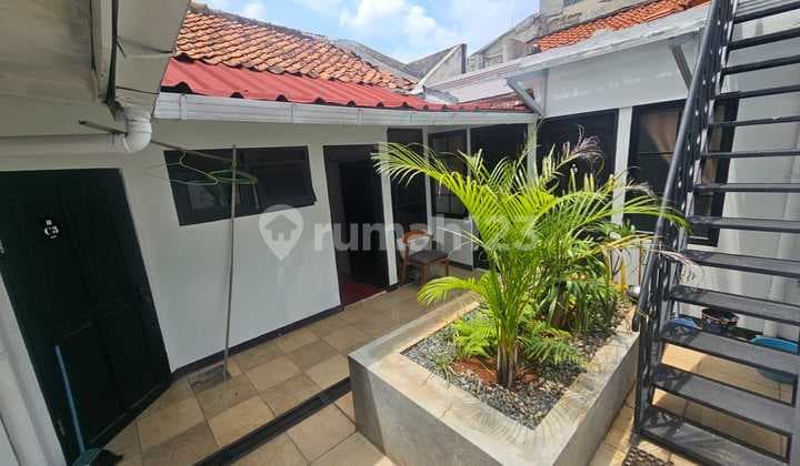 Kos-Kosan Depan Terminal MRT Lebak Bulus