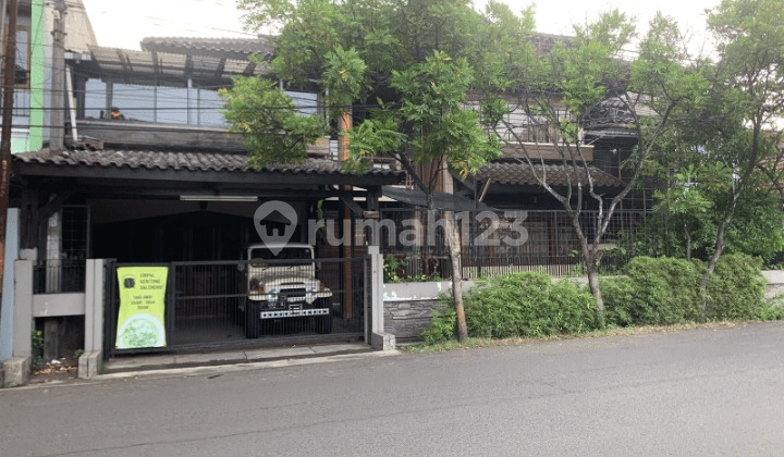 Well-preserved old house in Turangga, Bandung, suitable for business / residential use.