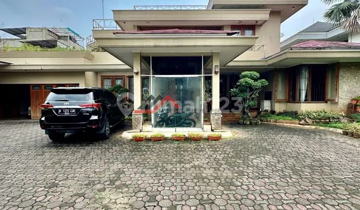 Rumah Bagus Halaman Luas Bebas Banjir Lokasi Strategis di Kemang