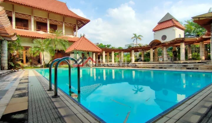 Rumah Homey Halaman Luas Area Premium Depan Taman Di Pondok Indah