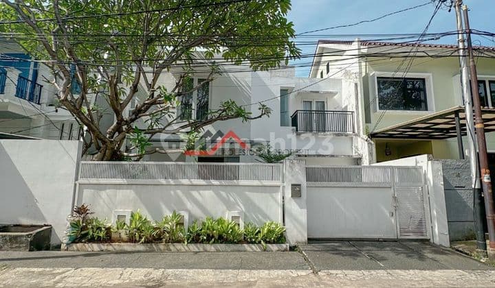 Rumah Siap Huni Lingkungan Nyaman Kebayoran Baru- Jakarta Selatan