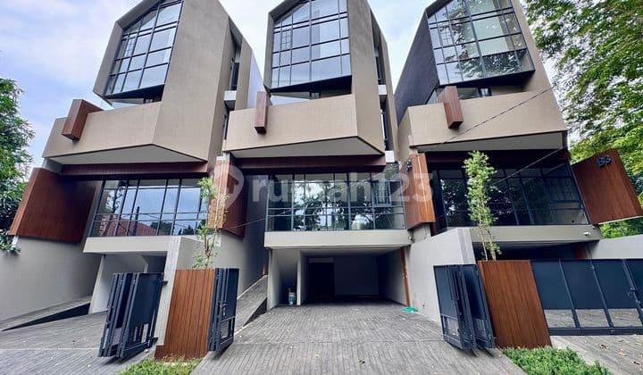 Rumah Baru Lingkungan Nyaman Dilengkapi Lift Strategis di Kemang