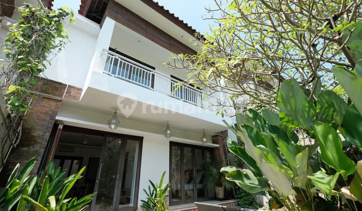 3-Bedroom Tropical Villa with Large Garden in Pererenan, Bali