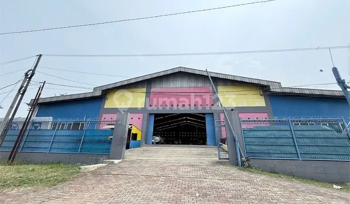 Gedung Ex Bengkel Mobil Jalan Raya Interchange Tol Karawang Barat