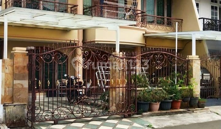 Comfortable 2-story house facing North