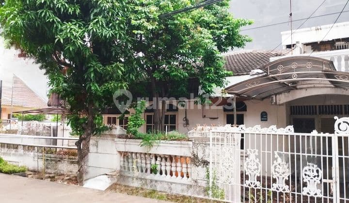 Dijual rumah tua (Hoek) Kopyor Barat hadap Timur/Selatan