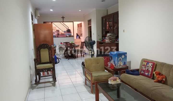 Rumah 1 1/2 Lantai Hadap Utara