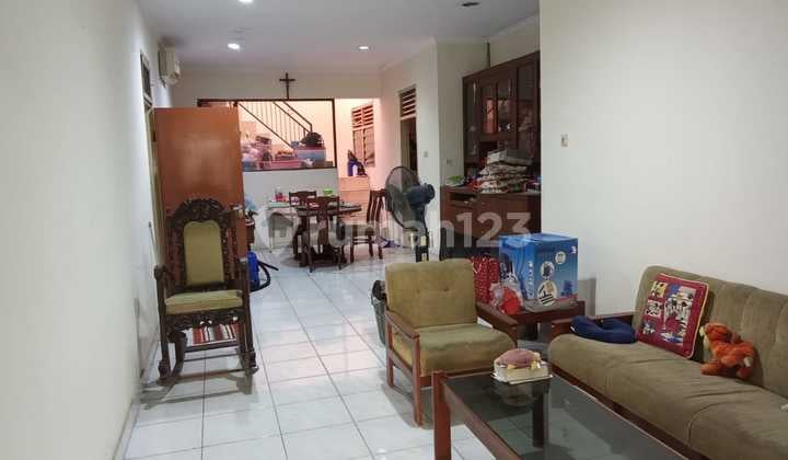 Rumah 1 1/2 Lantai Hadap Utara