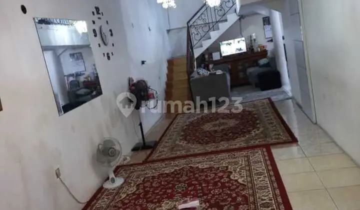 For Sale: Comfortable 1 1/2 Story House Facing Southwest