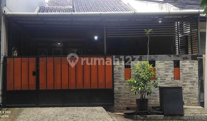 Rumah Termurah Di Kompleknya. Bangunan 2 Lantai. Depan Taman @ V R I
