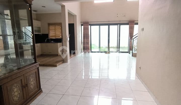 Rumah Mewah di Vila Rizki Ilhami 2 Lantai Siap Huni dan Depan Taman