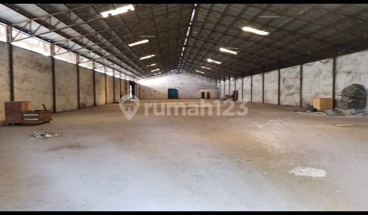 Gudang satu bentangan plong di pusat kota