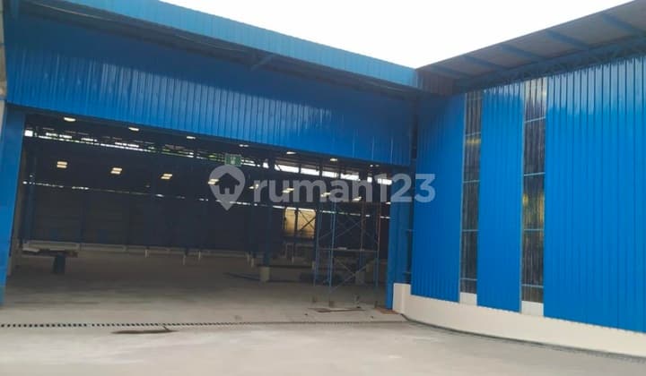 Gudang besar siap pakai dengan ceilling tinggi