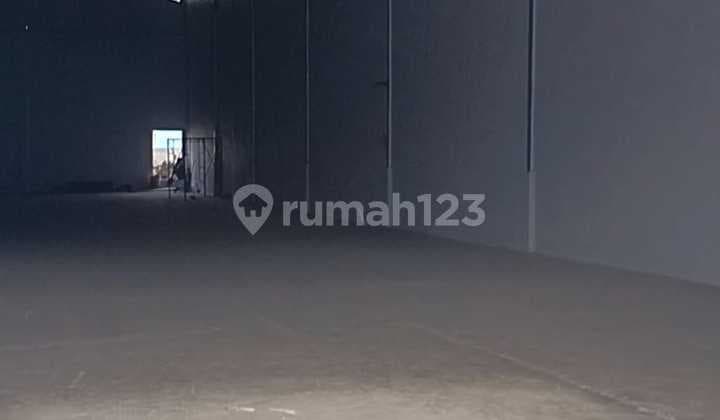 Gudang Akses Container Siap Pakai Rapi di Kamal