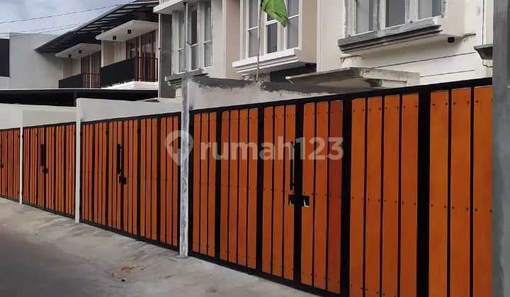 Rumah 2 Lantai Modern Murah Asri di Setia Jatiwaringin Pondokgede