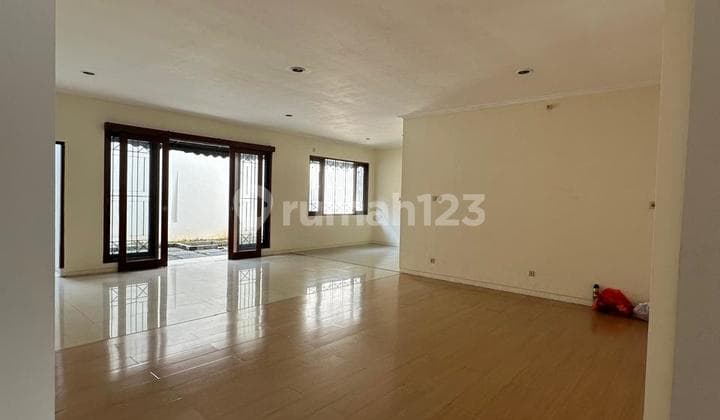 Rumah Besar dan Bagus Disewakan di Duren Tiga, Dalam Komplek, Ada Rooftop, bisa untuk Kantor