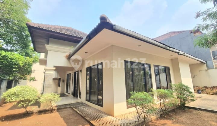 Dijual Rumah di daerah Pondok Indah LT 348 m2, Posisi Hoek