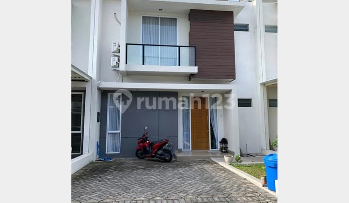 Rumah 2 Lantai, Furnished, Lokasi Strategis di Central Park, SDA