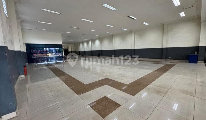 Showroom Strategis di Nol Jalan Raya Jenggolo, Sidoarjo