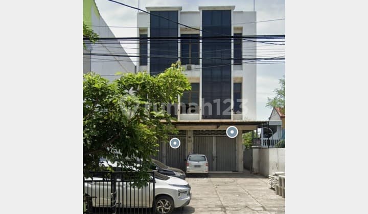 Gedung Area Komersial dengan Parkiran Dalam Luas di Rungkut, SBY