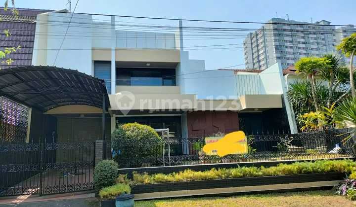 Spacious house on a large plot of land by a busy main road in Klojen, Malang.