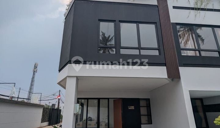 Rumah Cantik Dgn Rooftop Di Depan Kt Utama Cocok Untuk Pasangan Muda. Shm 3bisa Untuk Usaha