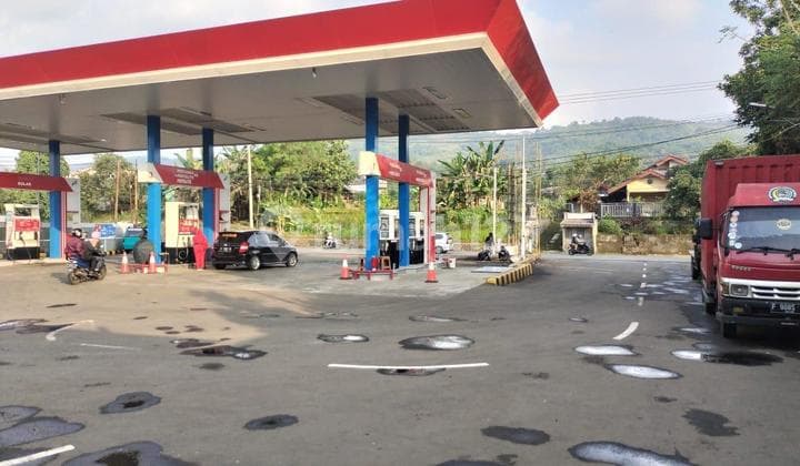 Gas station in Cibadak Sukabumi in a strategic area close to public facilities.