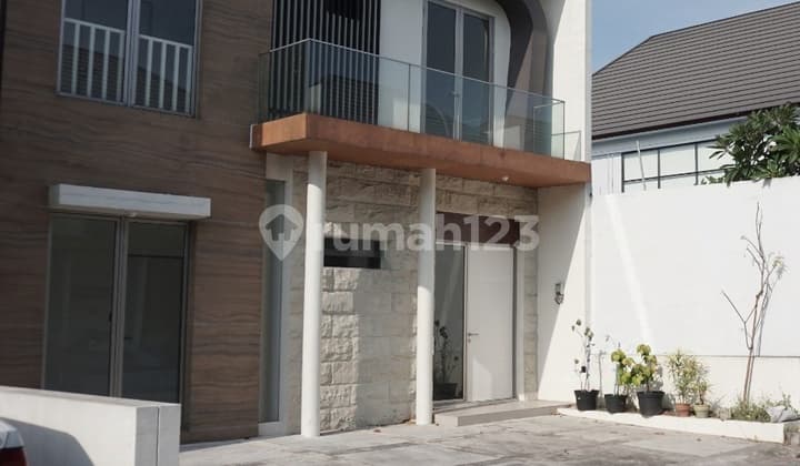Rumah 2 Lantai Bagus SHM di Greenland , Gresik