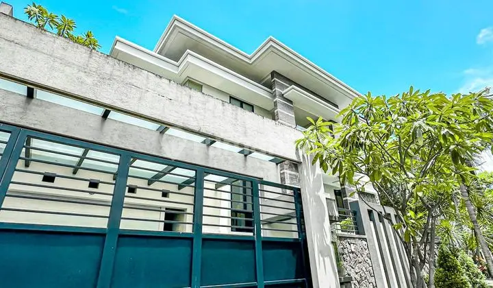 Dijual Rumah Full Furnish Interior Ciamik Graha Family Wiyung