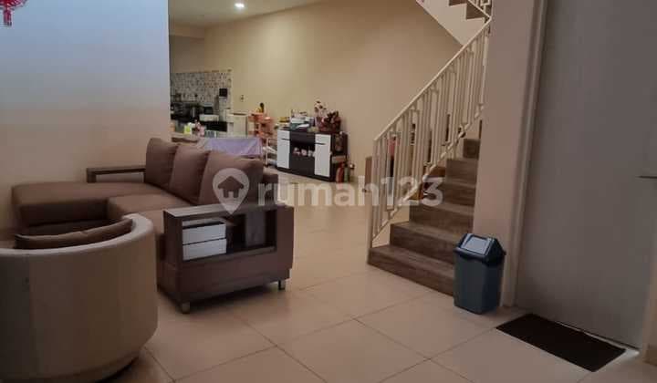 Minimalis Semi Furnished Cantik Simpang Darmo Permai Selatan