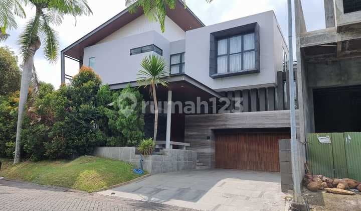 Disewakan Rumah Tropical Kolam Renang Full Furnish Pakuwon Indah