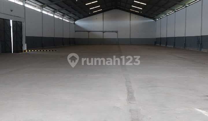 There is a Good Strategic Loading Dock Ready to Use on Raya Tambak Langon