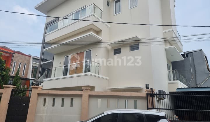 Corner House 3 Floors In Duta Square