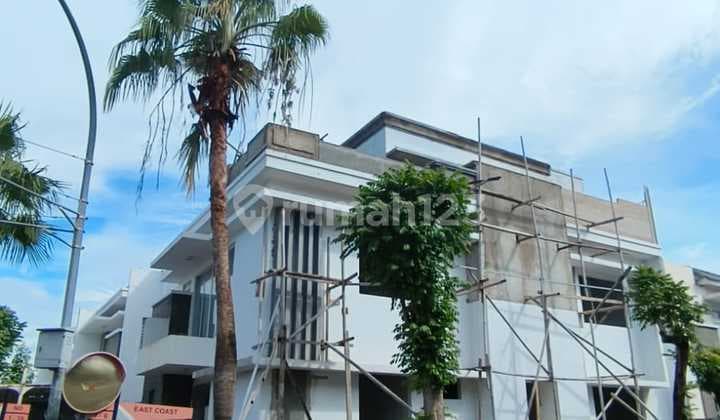 Corner House in Green Lake City. The Largest House in the America Cluster.