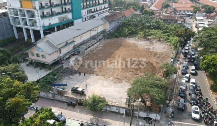 Tanah Jalan Raya Di Senen Jakarta Pusat