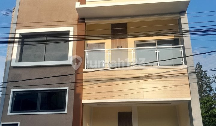Rumah Modern Minimalis 2,5 Lantai dengan Konsep Tropical Modern di Kopo Permai