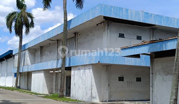 For Sale Warehouse in Jatake, Large Industrial Area, Land Area 19,586, Building Area: Office 1: 3,900, Office 2: 1,800, Warehouse: 6,540 (Ceiling 8-12 Top Ceiling), Floor K250, Power 16.5 kVA, Access 40 Feet, Industrial Zone, SHGB 2032, Price 4.5 Million/m² Negotiable.