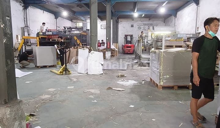 Jarang Ada Disewakangudang + Kantordaan Mogotjakarta Baratl.tanah : 500M²L.bangunan : ± 900M² (Atas Bawah)Air : Tanahakses : Kontener 40 Feetharga : 650Jt/Thn (Nego)Min 2Thn